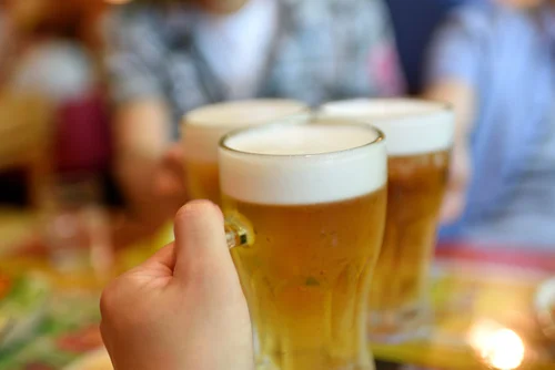 Cerveja gelada servida no Bar Via 70